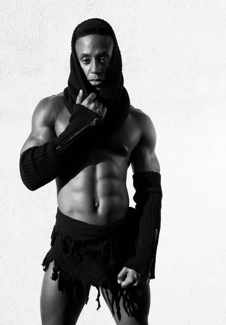 El hombre fuerte de ébano Liam Cyber muestra un cuerpo robusto al aire libre