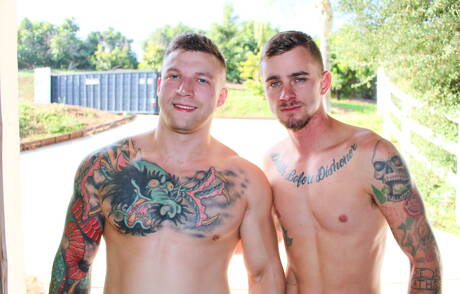 Amerykański gorący młodzieniec Ryan Jordan i ogier Mike Johnson obciągają i ruchają się na zewnątrz