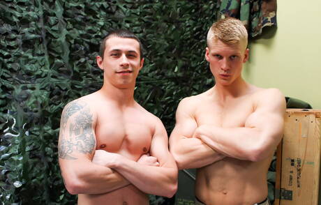 Gorący amerykański siłacz Bradley Hayes i umięśniony Blake Effortley w gorącej homoseksualnej scenie na zewnątrz