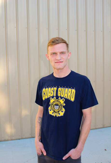 Il ragazzo Jesse Nice mostra un corpo perfetto all