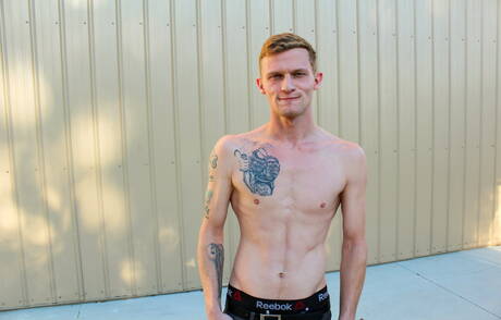 Il ragazzo Jesse Nice mostra un corpo perfetto all