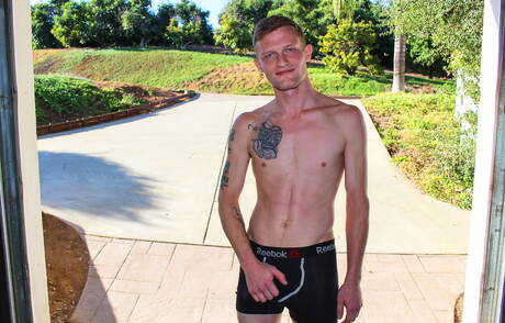 Il ragazzo Jesse Nice mostra un corpo perfetto all