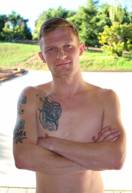 Il ragazzo Jesse Nice mostra un corpo perfetto all