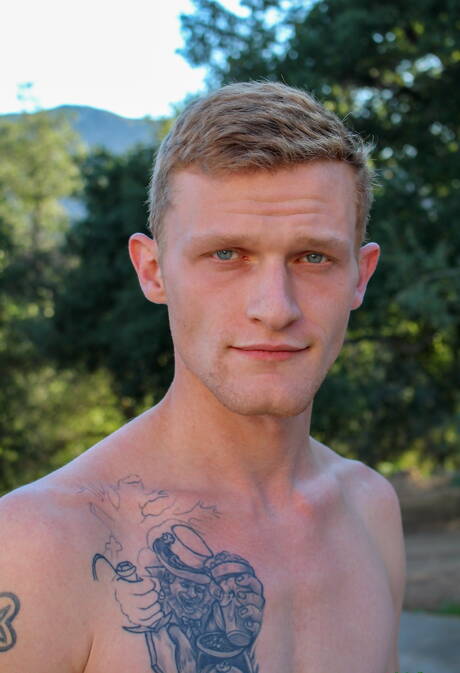 Il ragazzo Jesse Nice mostra un corpo perfetto all