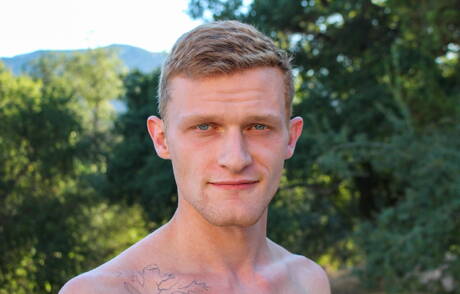 Il ragazzo Jesse Nice mostra un corpo perfetto all