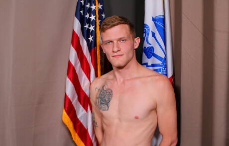 Il ragazzo Jesse Nice mostra un corpo perfetto all