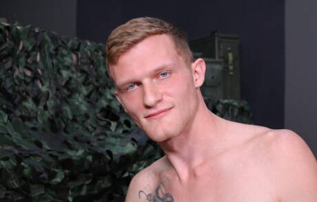 Il ragazzo Jesse Nice mostra un corpo perfetto all