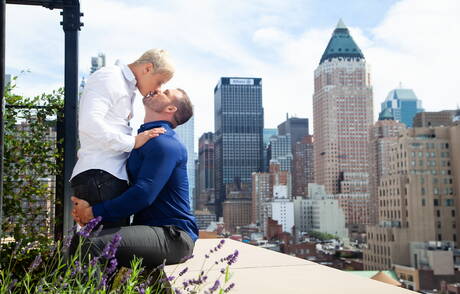 美國帥哥 Austin Wolf 和拉丁帥哥 Alam Wernik 在戶外吸吮陰莖後做愛