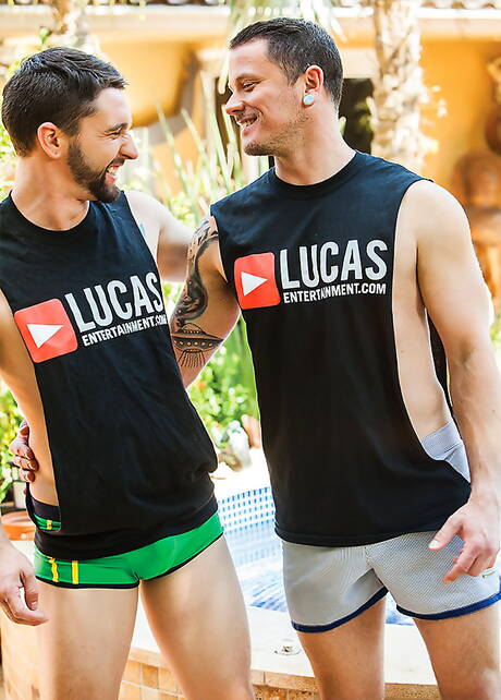 Jackson Fillmore und der amerikanische stämmige Kerl Max Cameron haben draußen eine heiße Paarszene