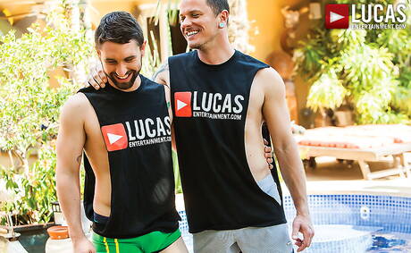 Jackson Fillmore und der amerikanische stämmige Kerl Max Cameron haben draußen eine heiße Paarszene