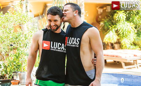 Jackson Fillmore und der amerikanische stämmige Kerl Max Cameron haben draußen eine heiße Paarszene