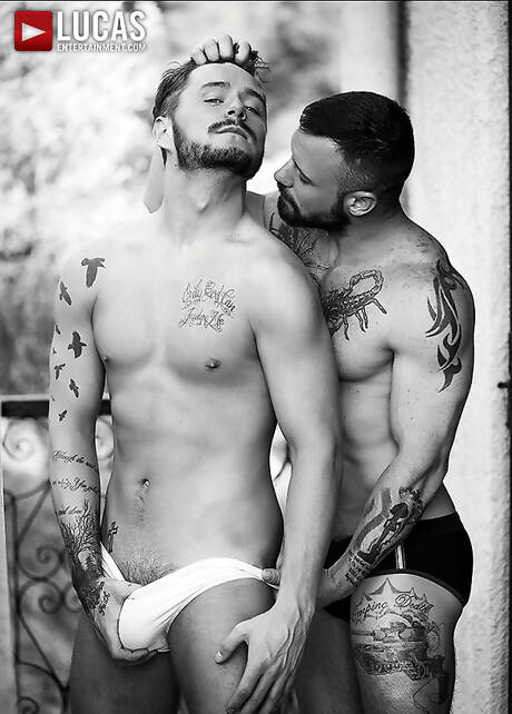 Der britische Muskelprotz Josh Rider und der amerikanische Muskelprotz Sergeant Miles haben guten Sex mit Fisting am Pool