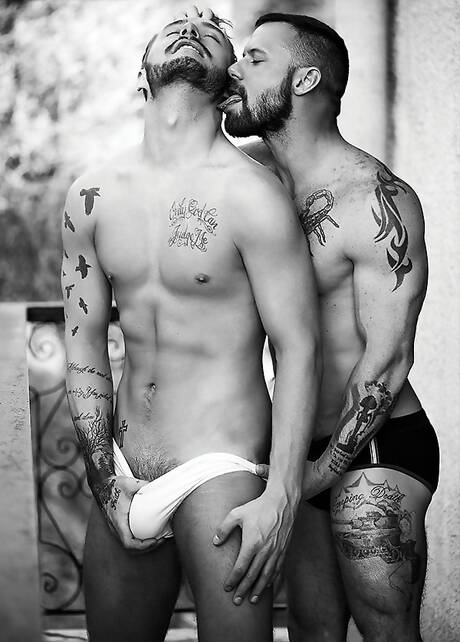 Der britische Muskelprotz Josh Rider und der amerikanische Muskelprotz Sergeant Miles haben guten Sex mit Fisting am Pool