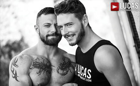 Der britische Muskelprotz Josh Rider und der amerikanische Muskelprotz Sergeant Miles haben guten Sex mit Fisting am Pool