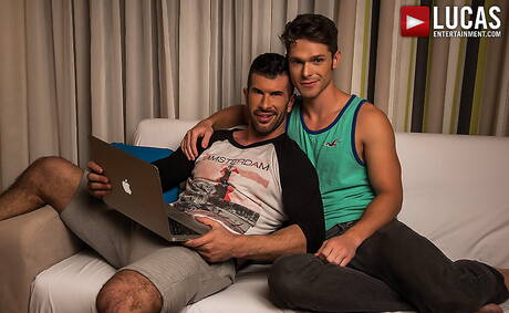 Os lindos garotos americanos Adam Killian e o bonitão Devin Franco se chupando e transando