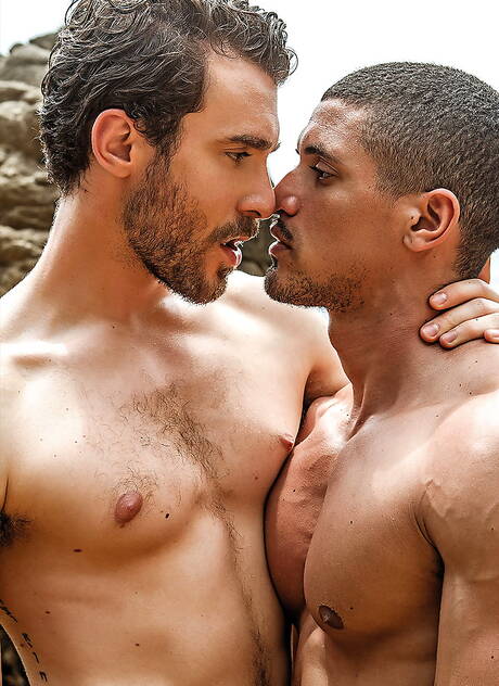 Der lateinamerikanische Hengst Ibrahim Moreno und der bullige Philip Zyos bohren am Strand einen Arsch