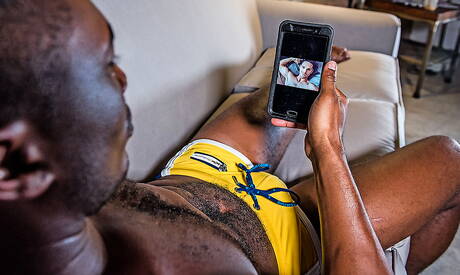 2人のアメリカ人の少年、ハスキーな男のデヴィン・フランコと筋肉質のショーン・ザビエルが屋外で黒人と白人のセックスをしている