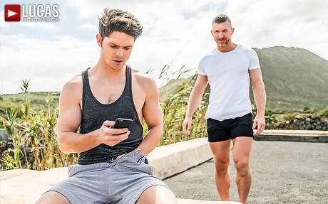 Amerykański, muskularny Devin Franco i szwedzki, muskularny Tomas Brand ruchają się w dupę po ssaniu kutasa na zewnątrz