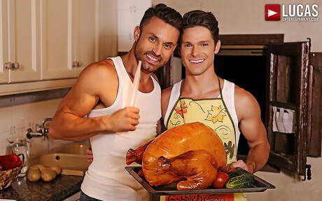 El hombre fuerte estadounidense Devin Franco y el corpulento inglés James Castle se follan el culo después de chuparlo en la cocina