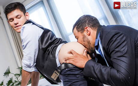 Zwarte hunk Kaden Alexander en Mexicaanse twink Ricky Verez in harde anale seks