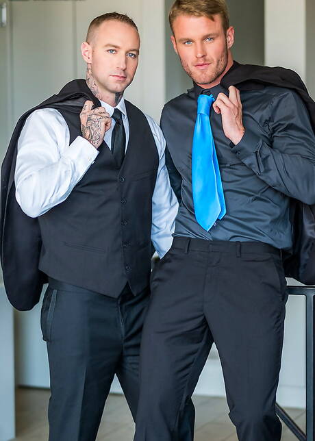 Pretty american boys well-built Dylan James and beefcake Shawn Reeve fuck ass after blowjob outside