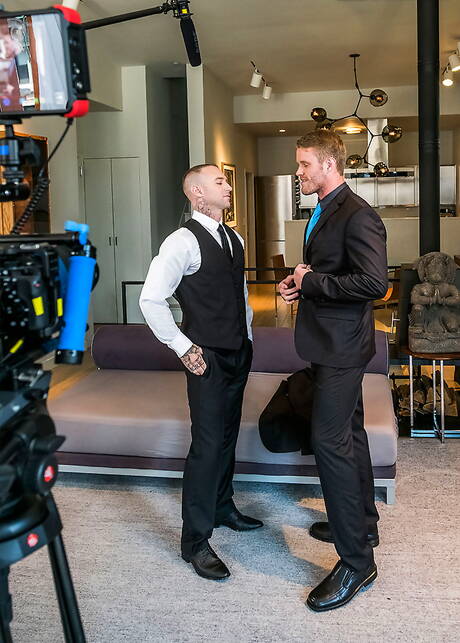 Pretty american boys well-built Dylan James and beefcake Shawn Reeve fuck ass after blowjob outside