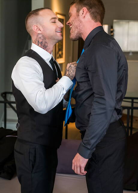 Pretty american boys well-built Dylan James and beefcake Shawn Reeve fuck ass after blowjob outside