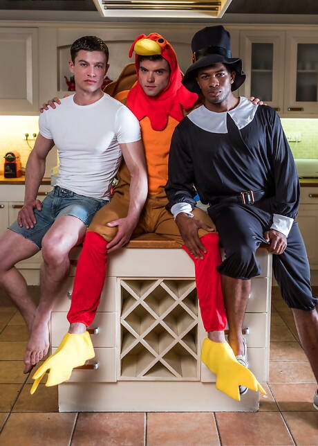 Los chicos sexys Sean Xavier, Dakota Payne y Ruslan Angelo en un trío interracial caliente follando por el culo en la cocina