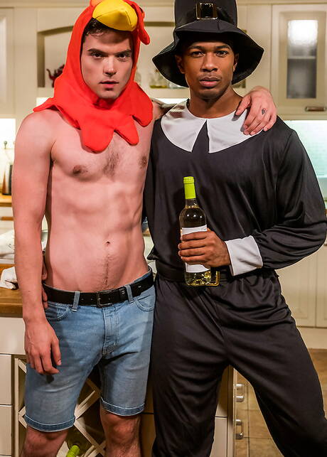 Los chicos sexys Sean Xavier, Dakota Payne y Ruslan Angelo en un trío interracial caliente follando por el culo en la cocina