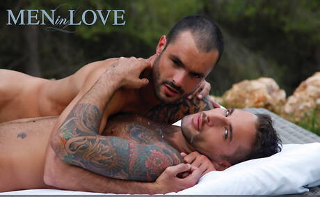 Engelse hengst Issac Jones en Israëlische otter Jonathan Agassi zuigen en neuken elkaar buiten