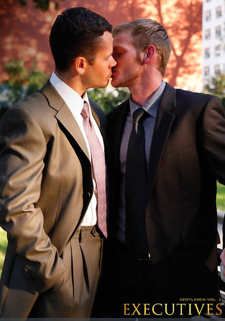 Le beau gosse américain Aaron Blake et le beau gosse russe Valentin Petrov font l