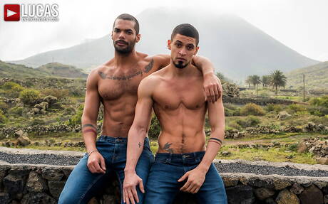 Latynoski twardziel Ibrahim Moreno i brazylijski muskularny Lucas Fox w gorącej homoseksualnej scenie na świeżym powietrzu