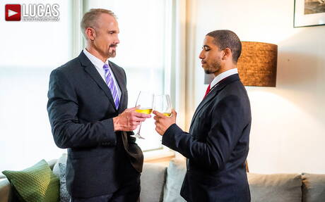 Los simpáticos amigos estadounidenses musculosos Dallas Steele y el corpulento Mike Maverick tienen sexo en pareja caliente