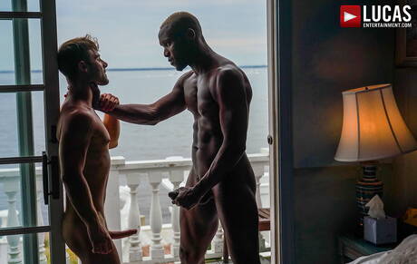 Der attraktive Spanier Allen King und der schwarze Superhengst Andre Donovan ficken nach einem interracialen Schwanzlutschen im Freien