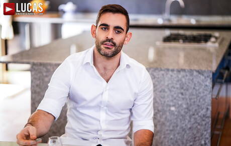 Der australische harte Kerl Max Arion und Randy Junior ficken den Arsch, nachdem sie in der Küche gelutscht und gefaustet haben