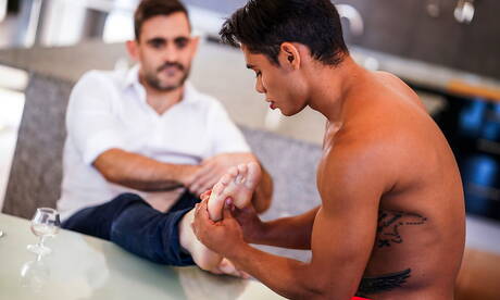 Der australische harte Kerl Max Arion und Randy Junior ficken den Arsch, nachdem sie in der Küche gelutscht und gefaustet haben