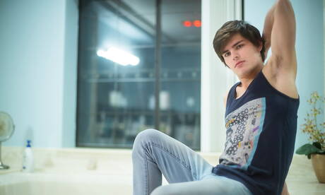 Gespierde Seth Peterson plaagt zijn pik