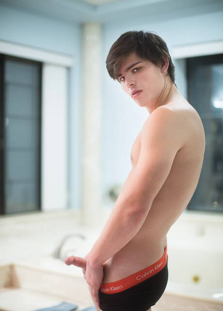 Gespierde Seth Peterson plaagt zijn pik