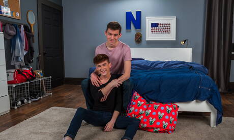 Hot american guys pretty boy Alan Davis and hot twink Hunter Graham have a hot couple sex