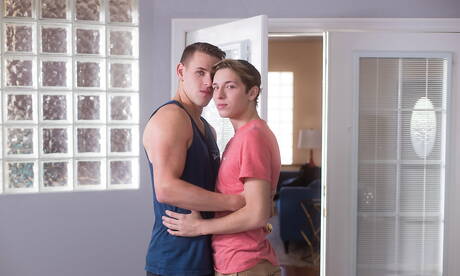 Les garçons américains chauds et forts Shane Cook et le beau garçon Jacob Hansen perforent un cul