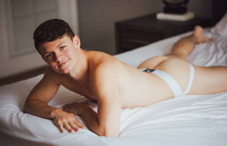 American pretty boy Tyler Sweet posing nude and showing hot butt