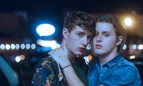 Les beaux mecs américains Wes Campbell et Cameron Parks se sont fait baiser dehors