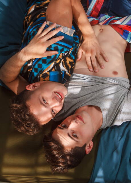 Il bel ragazzo americano muscoloso Logan Cross e il giovane Ben Masters fanno sesso di coppia bollente