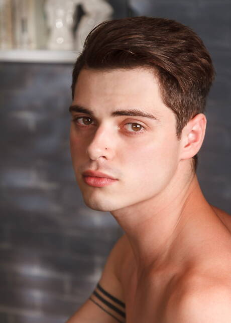 Il bel ragazzo americano muscoloso Logan Cross e il giovane Ben Masters fanno sesso di coppia bollente