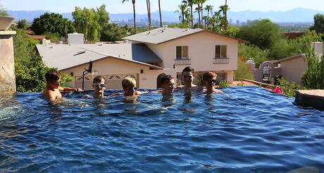 アメリカの若者ジャスパー・ロビンソンとイケメンのイライジャ・ヤングがプールでヌードポーズ