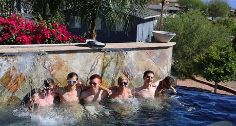 アメリカの若者ジャスパー・ロビンソンとイケメンのイライジャ・ヤングがプールでヌードポーズ