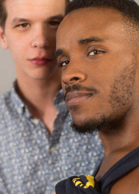 Dwóch amerykańskich facetów, młody Johnny Hands i superogier Pheonix Fellington uprawiają międzyrasowy seks analny