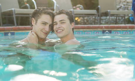 Sexy Amerikanen, knappe Calvin Banks en knappe jongen Collin Adams zijn verliefd op elkaar bij het zwembad