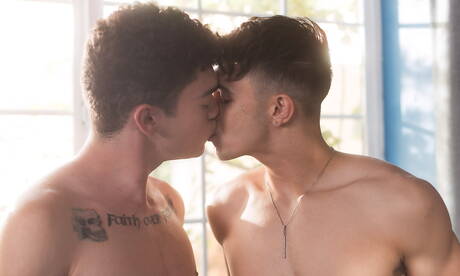 Deux Américains, le jeune Ashtin Bates et le jeune Alex Riley, ont une relation sexuelle torride