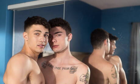 Deux Américains, le jeune Ashtin Bates et le jeune Alex Riley, ont une relation sexuelle torride